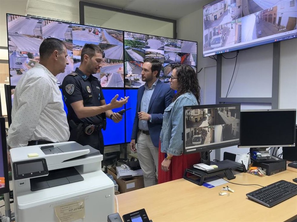 El presidente de la DPH, Isaac Claver, junto a la alcaldesa de Binéfar.