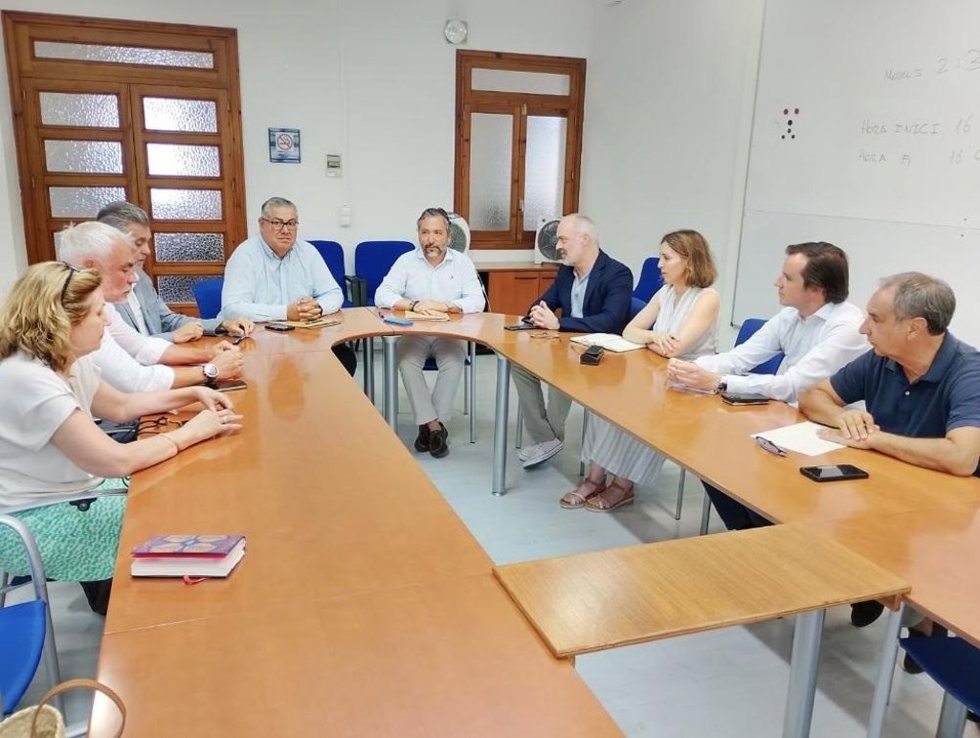 El conseller de Territorio, Movilidad e Infraestructuras del Consell de Mallorca, Fernando Rubio, reunido con las patronales del 'rent a car'.