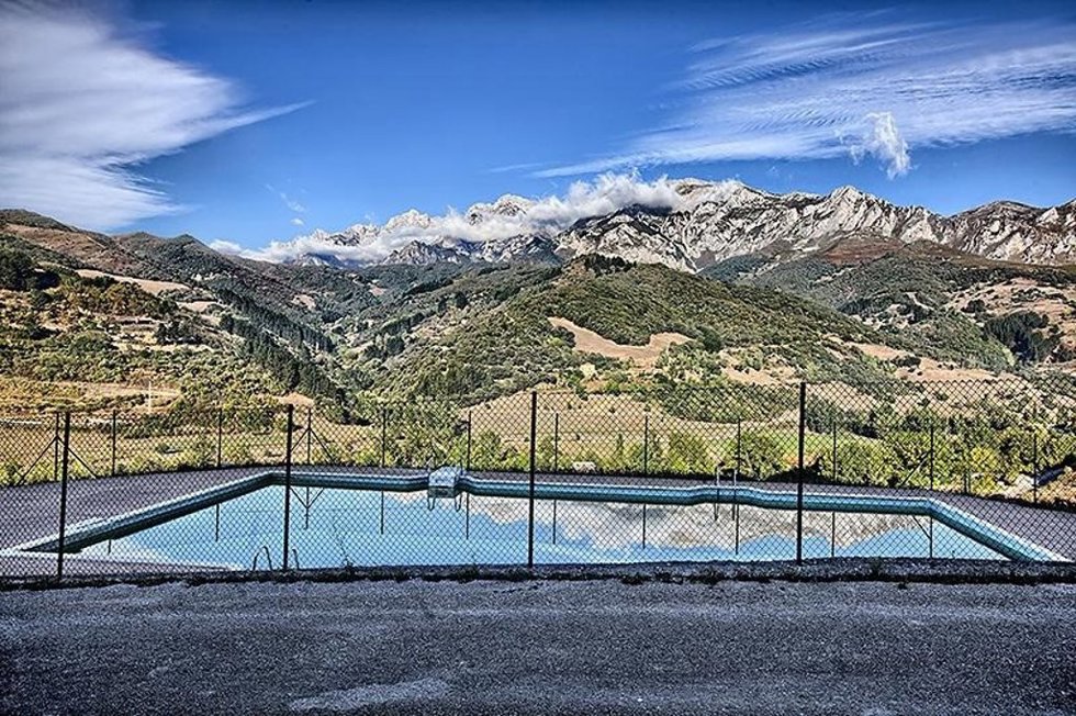 Archivo - Piscina del albergue juvenil de Tama (Cillorigo de Liébana)