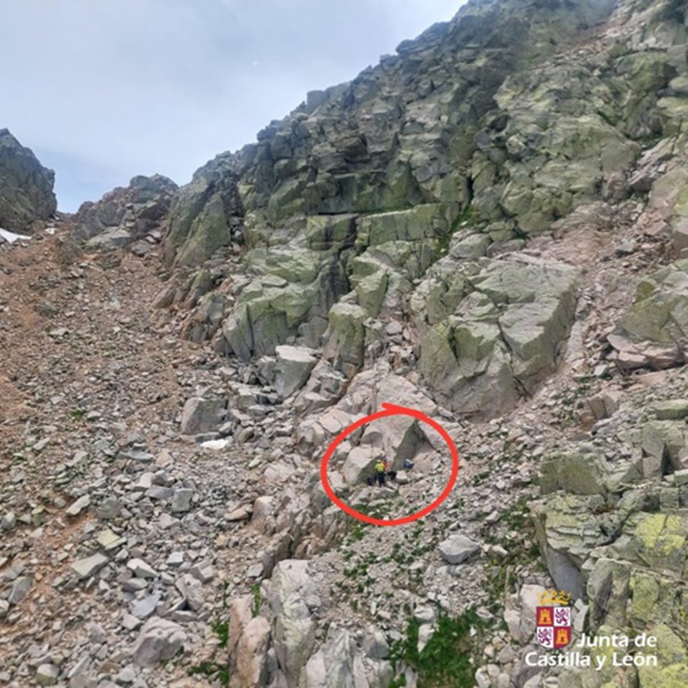 Rescate de la una montañera enriscada en el Pico Almanzor, en Ávila.