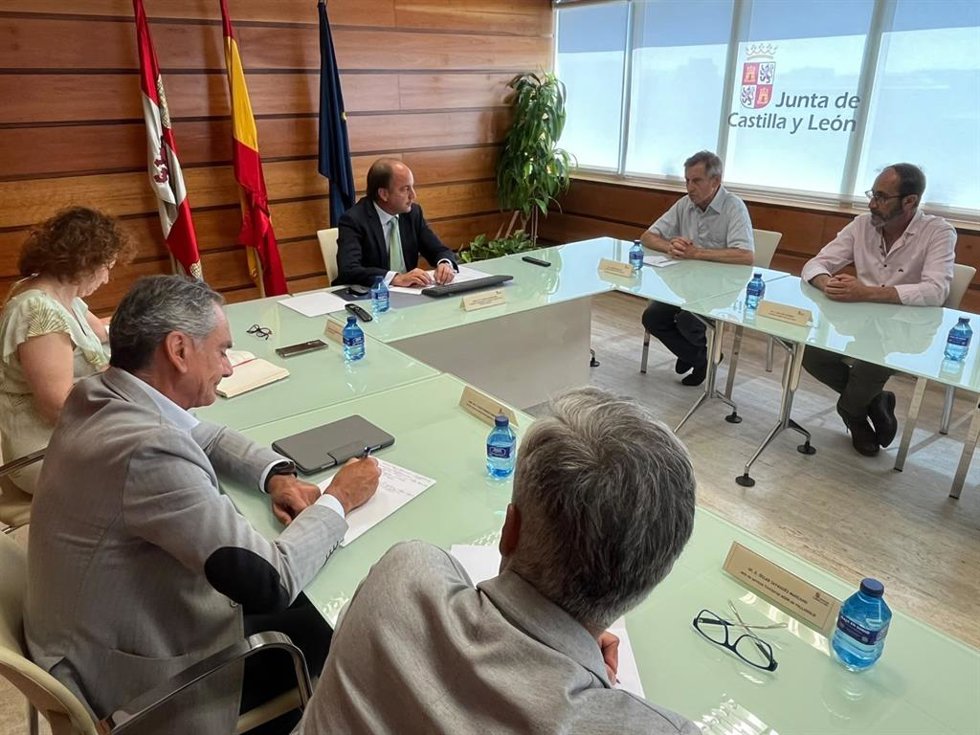 El consejero Joaquín Antonio Pino preside la reunión con los colegios vererinarios de la Comunidad.