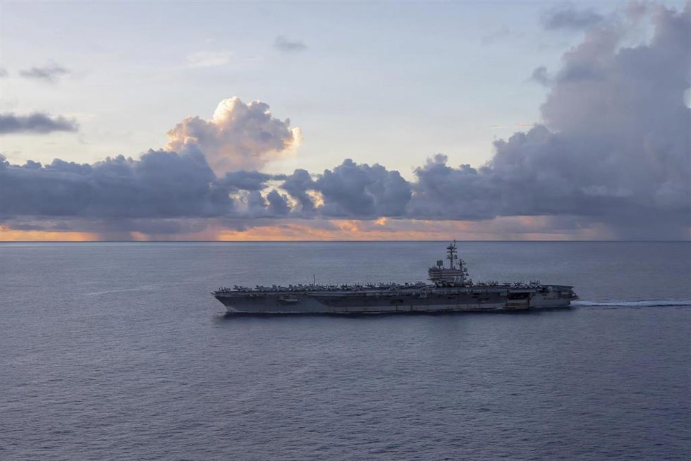 Archivo - El portaaviones USS George H. W. Bush navega por África Oriental en el marco de la operación Furia Épica.