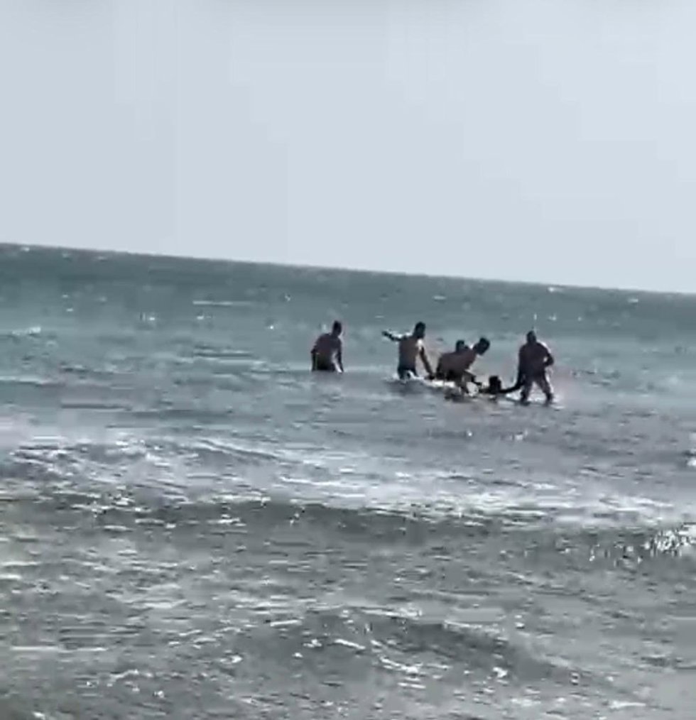 Rescate en el mar del hombre detenido por agredir sexualmente a una mujer en Almería.