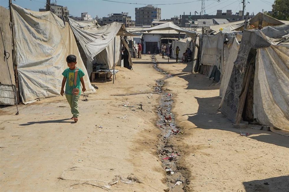 Los palestinos desplazados viven en condiciones precarias junto a montones de basura acumulada en el campo de refugiados de Bureij.