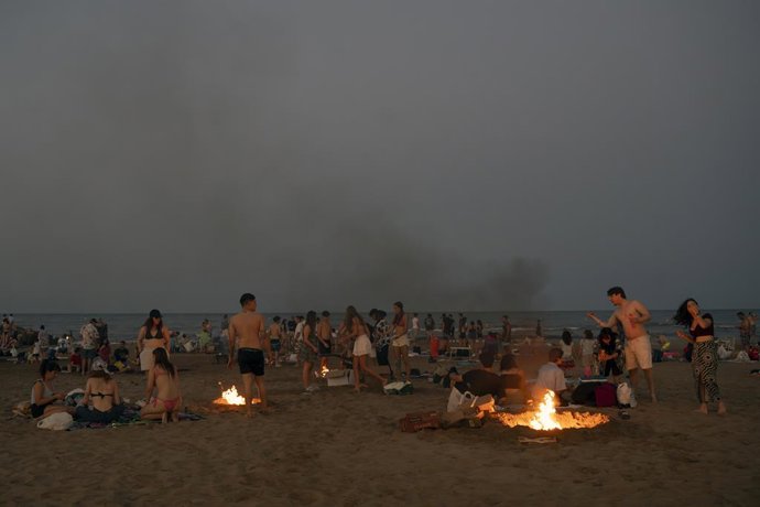 Archivo - Arxiu - Fogueres durant la nit de Sant Joan, en la platja de la Malvarrosa, a 23 de juny del 2023, a València, Comunitat Valenciana (Espanya). 
