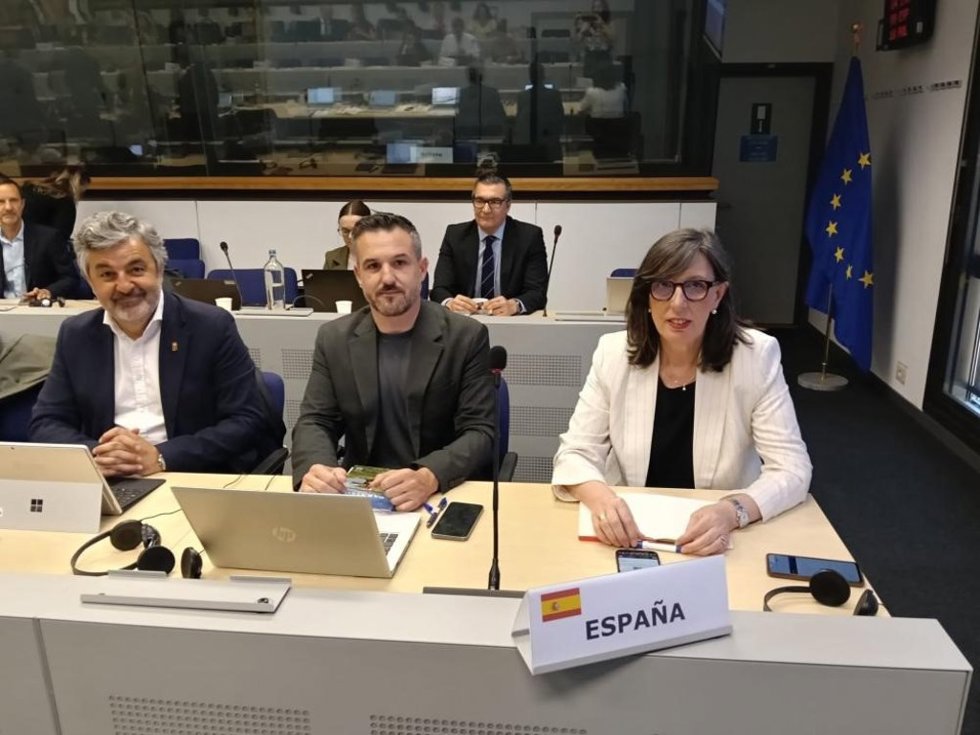 El consejero de Movilidad, Medio Ambiente y Gestión de Emergencias, Alejandro Calvo; el viceconsejero de Infraestructuras y Movilidad, Jorge García; y la presidenta de la Autoridad Portuaria de Gijón, Nieves Roqueñí.