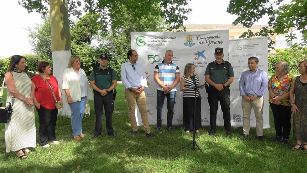 Autoridades asistentes a la presentación del 18º Campamento de Verano de la Asociación Española Contra el Cáncer.