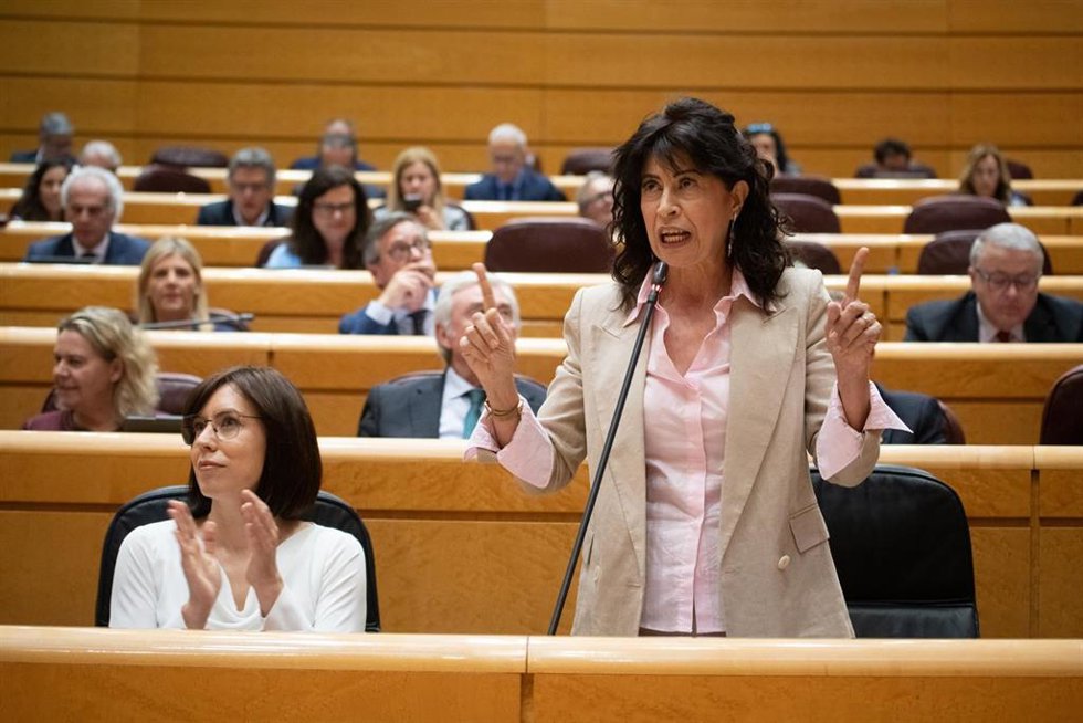 Archivo - La ministra de Igualdad, Ana Redondo, interviene durante una sesión de control al Gobierno, en el Senado, a 28 de abril de 2026, en Madrid (España). 