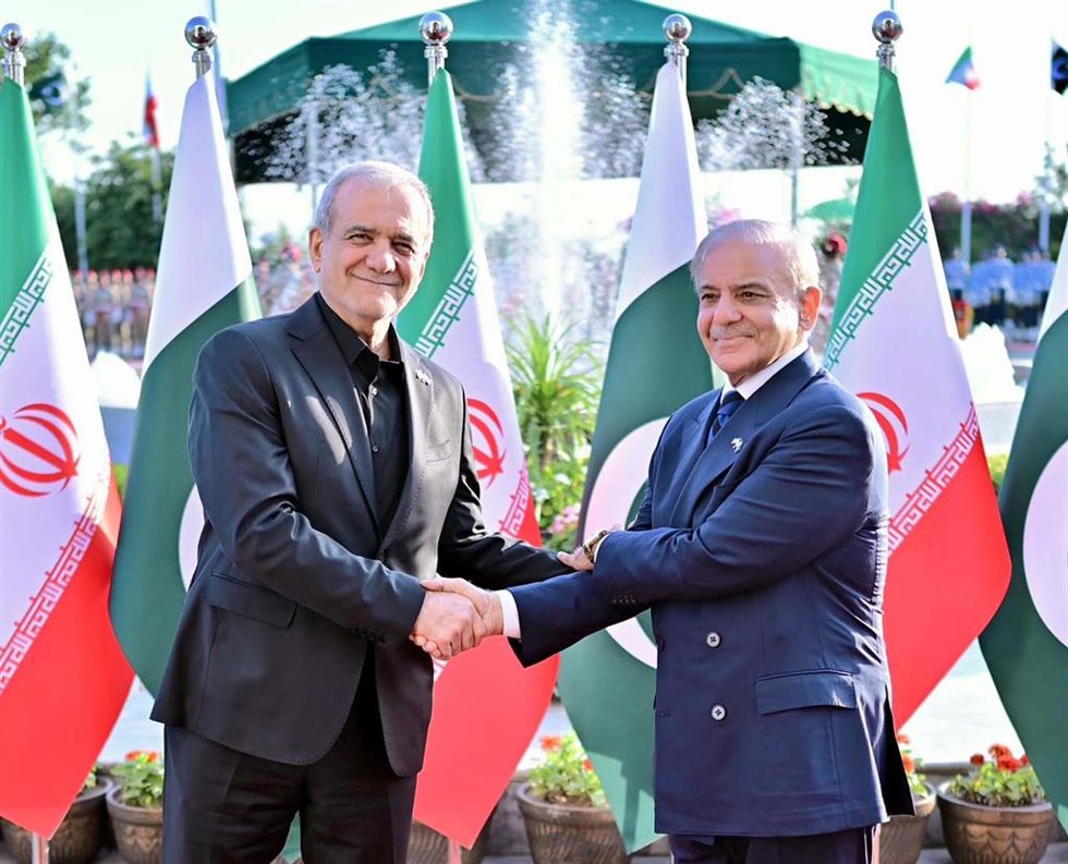 El primer ministro de Pakistán, Shehbaz Sharif recibe al presidente de Irán, Masud Pezeshkian