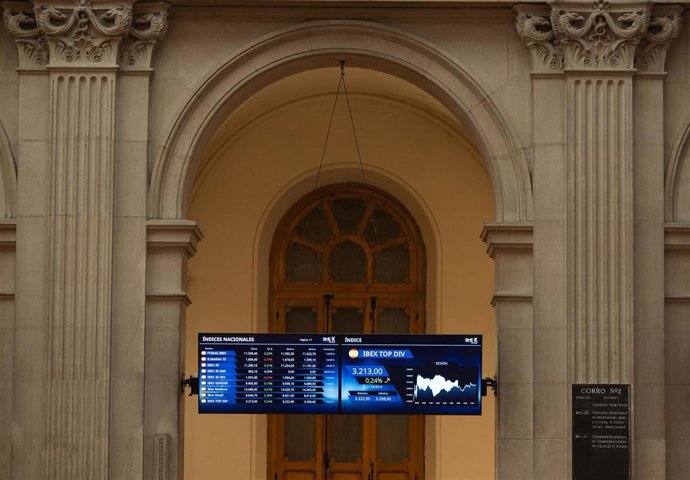 Archivo - Un panel del Ibex 35, en el Palacio de la Bolsa.