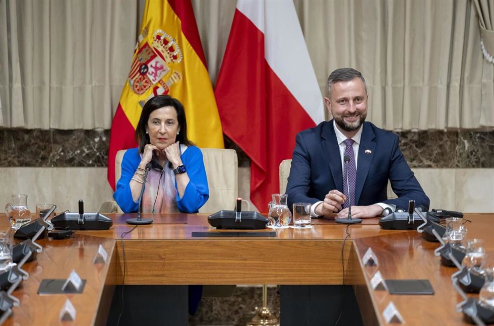 La ministra de Defensa, Margarita Robles, y el ministro de Defensa Nacional de Polonia, Wladyslaw Kosiniak-Kamysz, durante una reunión, en el Ministerio de Defensa, a 23 de junio de 2026, en Madrid (España).