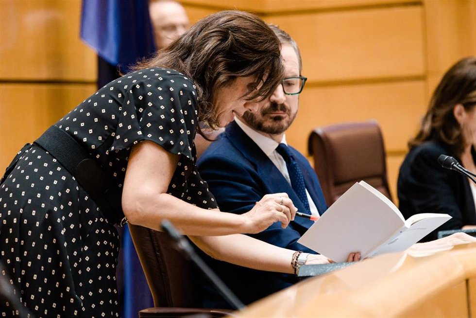 El vicepresidente Primero del Senado, Javier Maroto, observa el Reglamento del Senado durante una sesión de control al Gobierno, en el Senado, a 23 de junio de 2026, en Madrid (España).