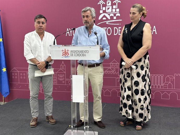 El portavoz del gobierno del Ayuntamiento de Córdoba, Miguel Ángel Torrico, junto a la teniente de alcalde delegada de Servicios Sociales, Eva Contador, y el delegado de Infraestructuras, Miguel Ruiz Madruga.