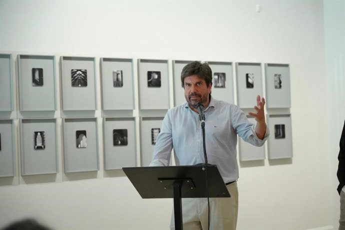 El fotógrafo Aitor Ortiz presenta en Can Balaguer el proyecto expositivo 'Gaudí. Impresiones íntimas'.