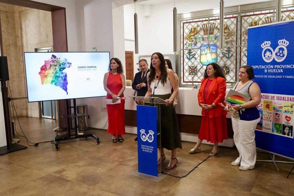 Instituciones y colectivos de la provincia de Huelva en la conmemoración del Día Internacional del Orgullo LGTBI+ con el lema 'Somos familia'.
