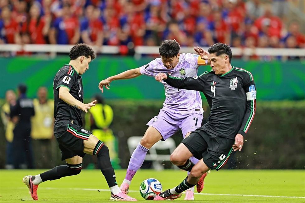 Son Heung-min pelea por un balón en el México-Corea del Sur del Mundial 2026