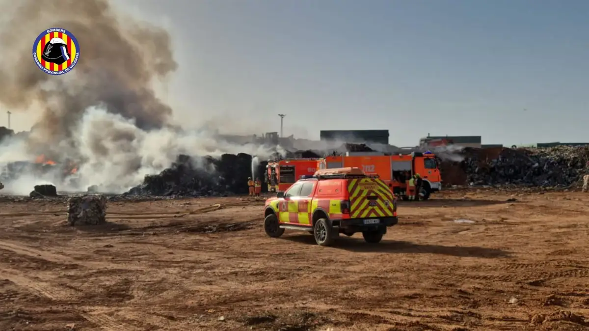 Incendio en el vertedero de Caudete de las Fuentes
