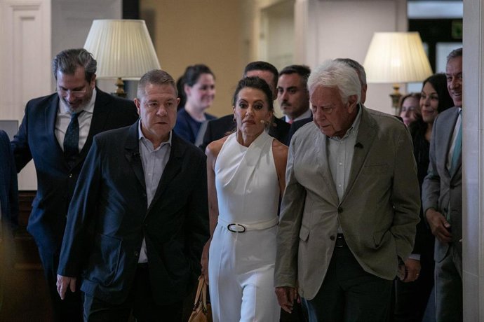 El presidente de Castilla-La Mancha, Emiliano García-Page (i), y el expresidente del Gobierno de España, Felipe González (d),  en Toledo, Castilla-La Mancha (España). 