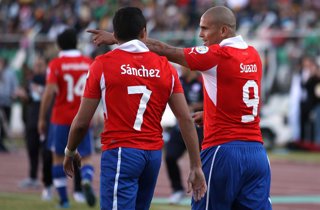 FUTBOL, BOLIVIA VS CHILE ELIMINATORIAS PARA BRASIL 2014. EL JUGADOR DE LA SELECCION CHILENA HUMBERTO SUAZO, DERECHA, HABLA CON ALEXIS SANCHEZ ANTES DEL PARTIDO CLASIFICATORIO PARA BRASIL 2014 ANTE BOLVIA JUGADO EN EL ESTADIO HERNANDO SILES. 02/06/2012
