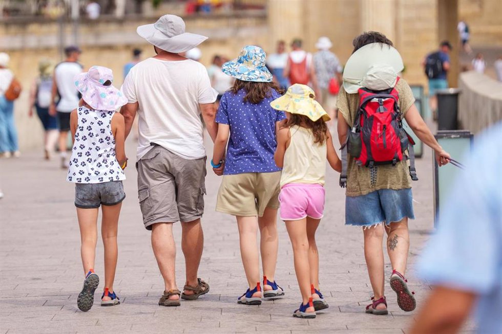 Turistas visitan la capital cordobesa encontrándose bajo aviso rojo por calor con máximas de 44º. 