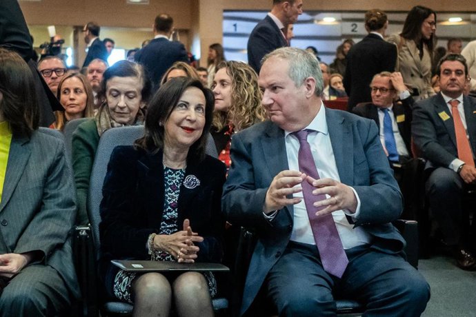 Archivo - El ministro de Industria y Turismo, Jordi Hereu, y la ministra de Defensa, Margarita Robles, durante la presentación del programa IN+DEF, de apoyo a la industria de defensa, a 30 de marzo de 2026, en Madrid (España).