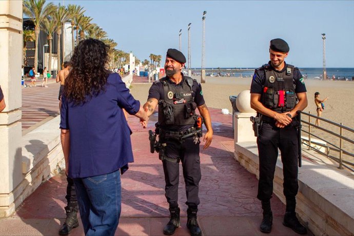 La alcaldesa de Almería, María del Mar Vázquez, saluda al operativo especial de seguridad.