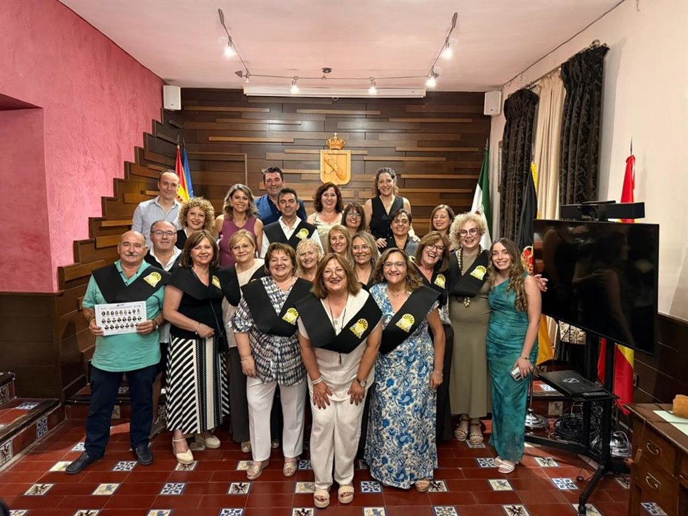 La delegada de Gobierno de la Junta de Andalucía por suplencia, Ana Mata, junto con la alcaldesa de Rus, Rocío Beltrán, en el acto de clausura del curso.
