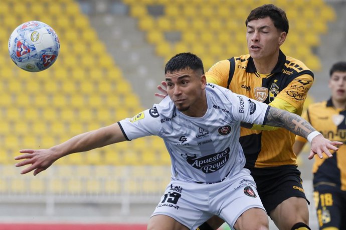 Futbol, Deportes Limache vs Coquimbo Unido. Fecha 14, Liga de Primera 2026. El jugador de Deportes Limache Daniel Castro, centro, disputa el balon con Cristian Zavala de Coquimbo Unido durante el partido de la Liga de Primera realizado en el estadio