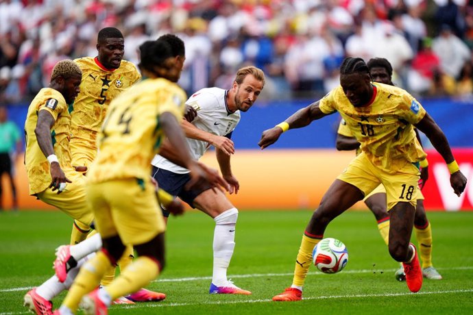 23 de junho de 2026, EUA, Foxborough: O inglês Harry Kane é ignorado pelos jogadores de Gana durante a partida do Grupo L da Copa do Mundo da FIFA de 2026 entre Inglaterra e Gana, no Boston Stadium. Foto: Bradley Collyer/PA Wire/dpa