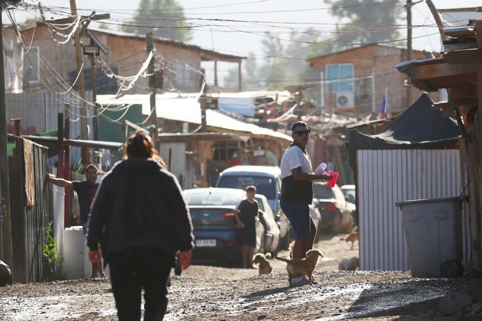 Santiago, 14 marzo 2024. El alcalde de La Florida, Rodolfo Carter, encabeza operativo de control de seguridad, fiscalización y notificaciones en la “Toma Dignidad” de la comuna, tras el “ultimátum” que le dio al ministro de Vivienda, Carlos Montes, para
