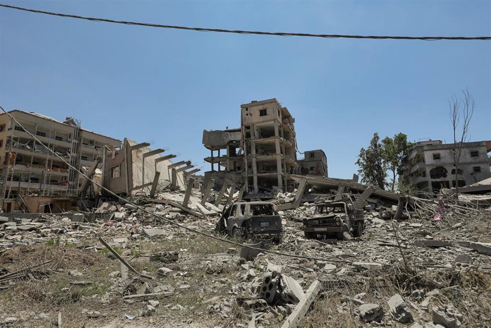 Una vista general muestra la destrucción causada por los ataques aéreos israelíes en la ciudad de Nabatieh, en el sur del Líbano.