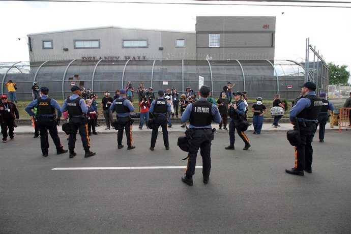 Archivo - Agentes del ICE montan guardia frente a un centro de detención en Nueva Jersey