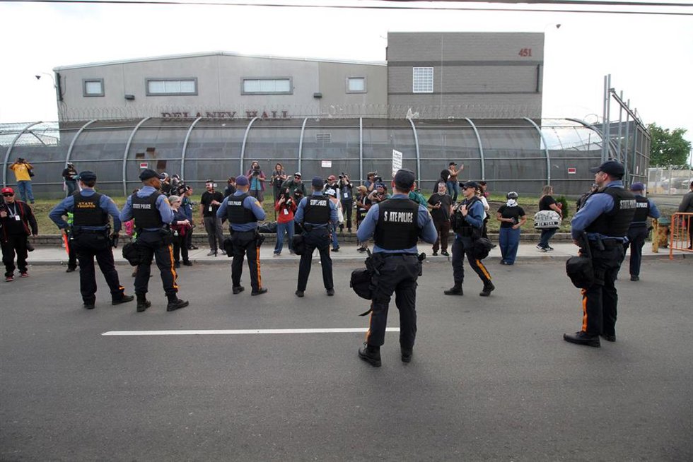 Archivo - Agentes del ICE montan guardia frente a un centro de detención en Nueva Jersey
