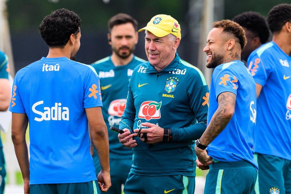 Carlo Ancelotti junto a Neymar Jr y Marquinhos durante un entrenamiento de la selección brasileña en el Mundial 2026