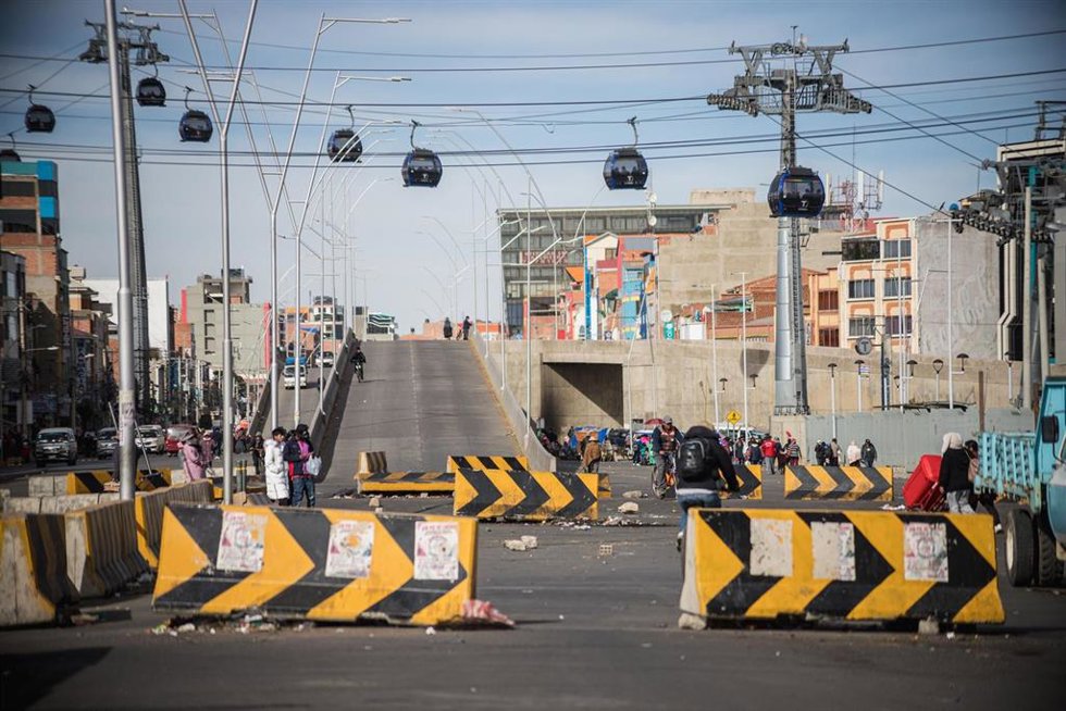 Archivo - Una carretera que conduce a Copacabana (Cochabamba, Bolivia) permanece bloqueada en la ciudad de El Alto a pesar del estado de emergencia y de la drástica reducción de bloqueos activos en el país
