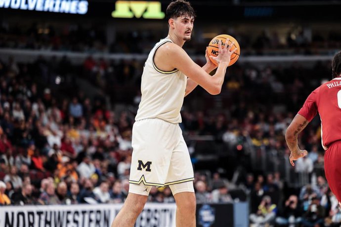 Archivo - El pívot español Aday Mara durante un partido con la Universidad de Michigan en la NCAA 25-26