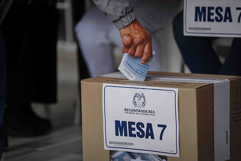 Archivo - Un votante emite su voto en un centro de votación en Bogotá, Colombia
