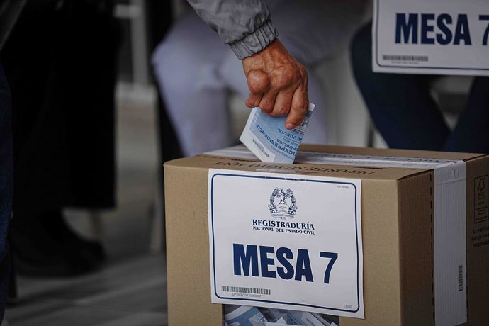 BOGOTÁ, 22 de junho de 2026  -- Um eleitor vota em uma seção eleitoral em Bogotá, Colômbia, em 21 de junho de 2026.   O candidato independente Abelardo De la Espriella, ligado ao movimento de extrema direita “Defensores da Pátria”, liderou o segundo turno