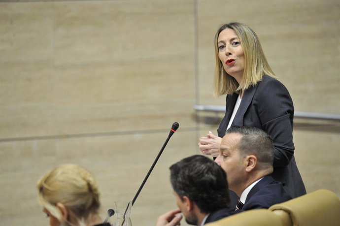 A presidente da Junta da Extremadura, María Guardiola, na sessão plenária da Assembleia