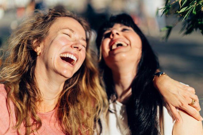 Archivo - Dos mujeres felices riendo juntas al aire libre.