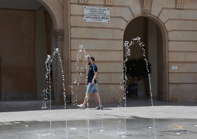 La localidad jienense de Andújar bajo aviso rojo por calor con máximas de 44º. A 23 de junio de 2026 en Jaén (Andalucía, España). La ola de calor se intensifica en región andaluza, dejando activado para este martes el aviso rojo por temperaturas extremas 