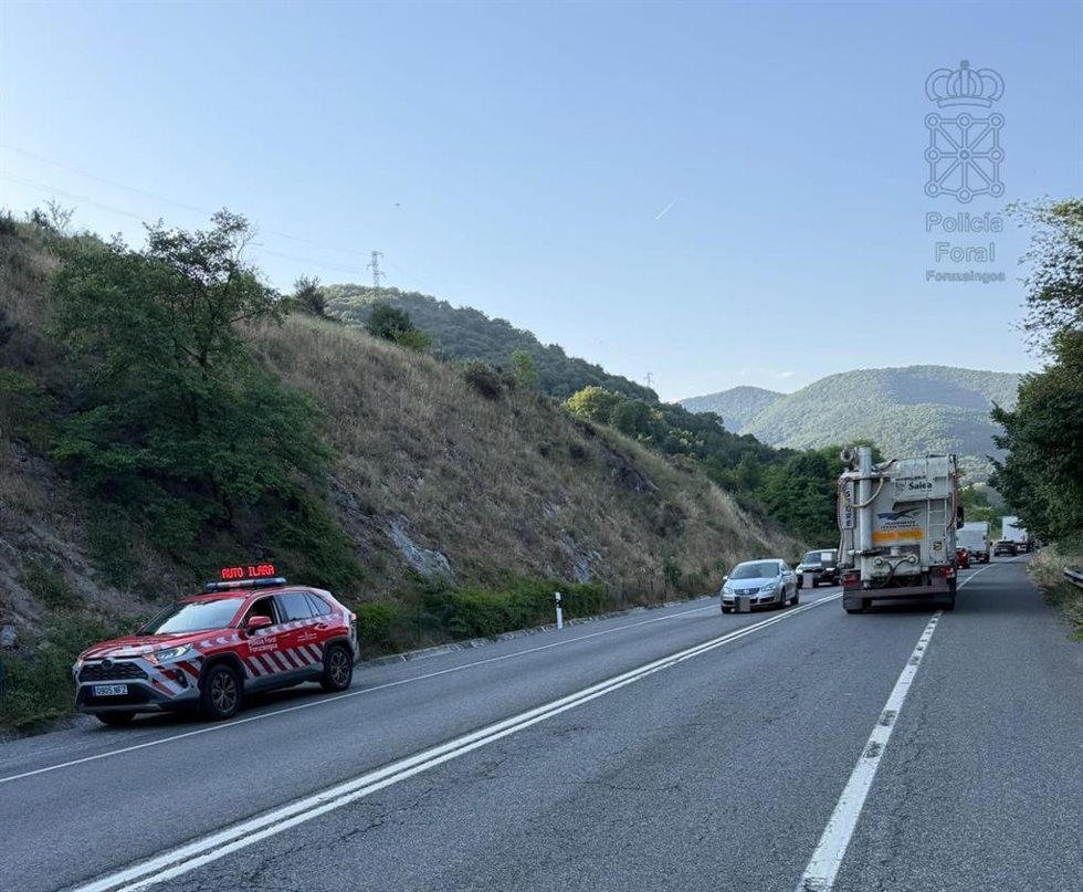 Retenciones en la N-121-A por dos accidentes de tráfico.