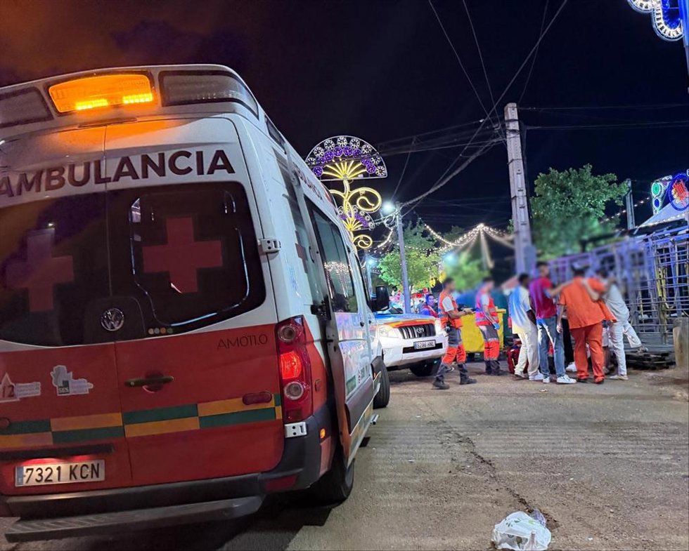 Una ambulancia de Cruz Roja en la Feria de Badajoz.