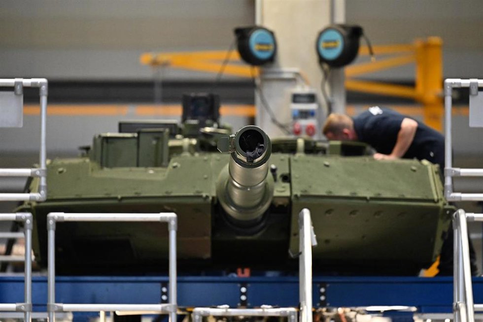 Archivo - FILED - 01 August 2025, Kassel: Leopard 2 main battle tanks are assembled at the KNDS plant. Photo: Swen Pförtner/dpa