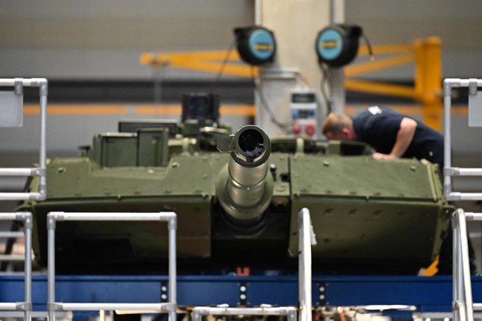 Archivo - FILED - 01 August 2025, Kassel: Leopard 2 main battle tanks are assembled at the KNDS plant. Photo: Swen Pförtner/dpa