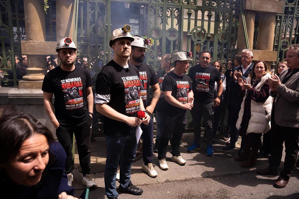 Archivo - Trabajadores de la explotación Mina Miura de Ibias a su llegada a pie ante la Junta General del Principado de Asturias, a 13 de mayo de 2026, en Oviedo, Asturias (España). 