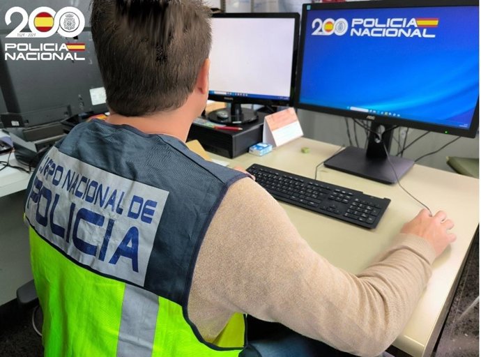 Un agente de la Policía Nacional, de espaldas.