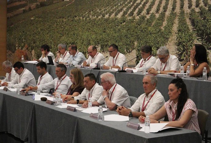 La Federación Riojana de Fútbol presenta su nueva identidad visual corporativa a sus asambleístas