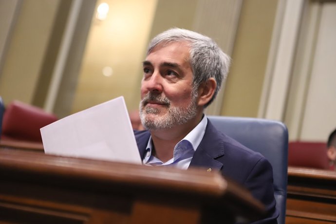 Archivo - El presidente de Canarias, Fernando Clavijo, en un Pleno del Parlamento