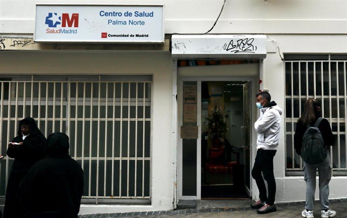 Archivo - Varias personas en la puerta del Centro de Salud